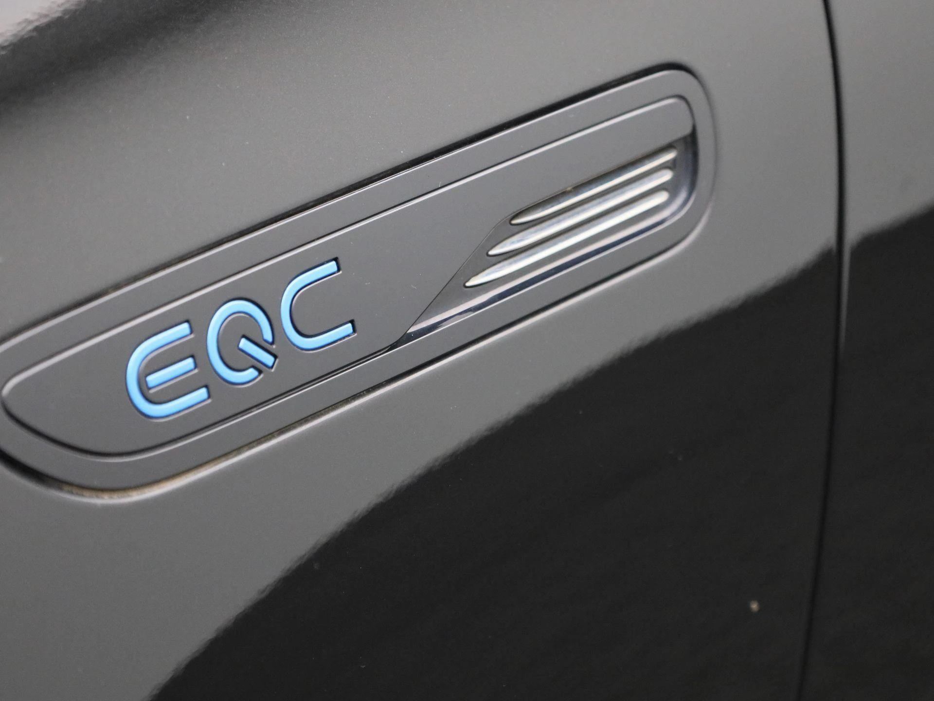 Mercedes-Benz-EQC-image-16