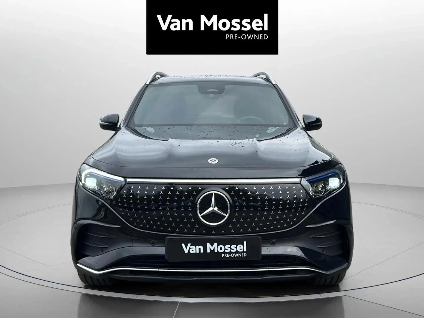 Mercedes-Benz-EQB-image-1