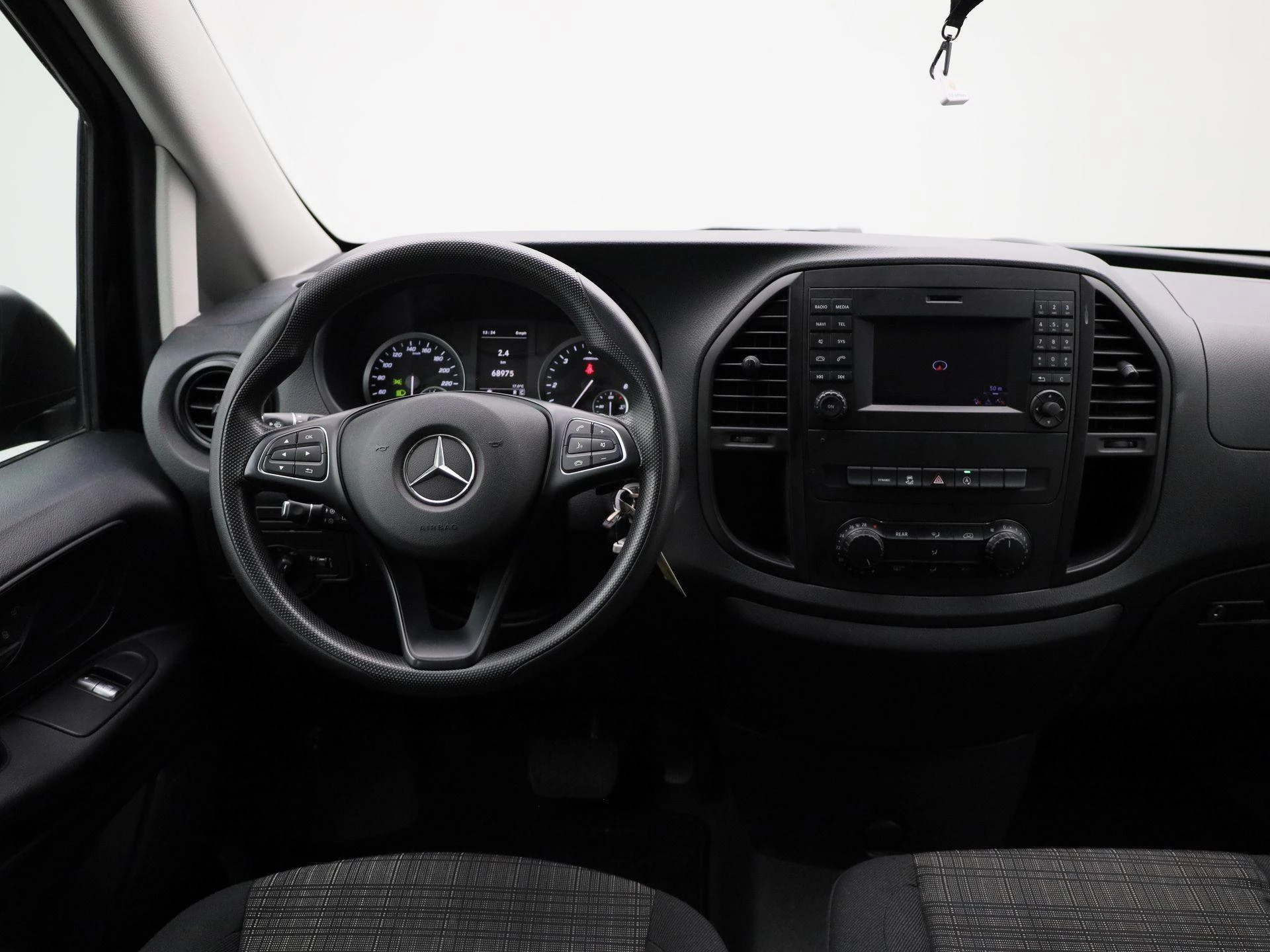 Mercedes-Benz-Vito-image-7