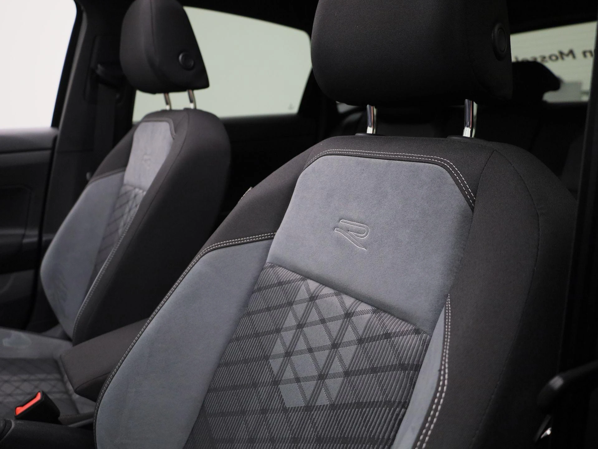 Volkswagen-Polo-image-27