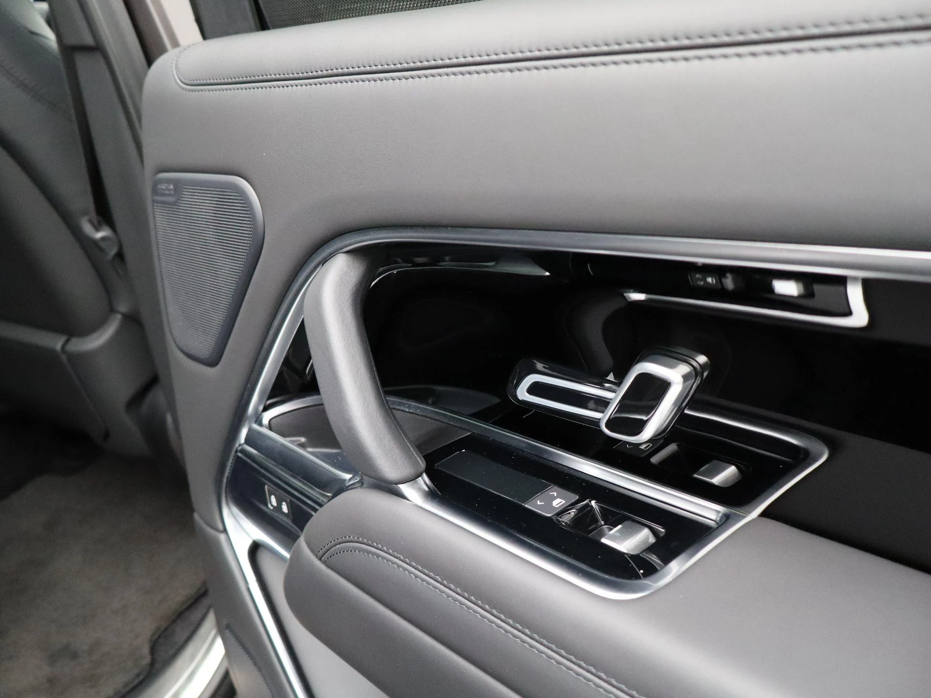 Land Rover-Range Rover-image-42