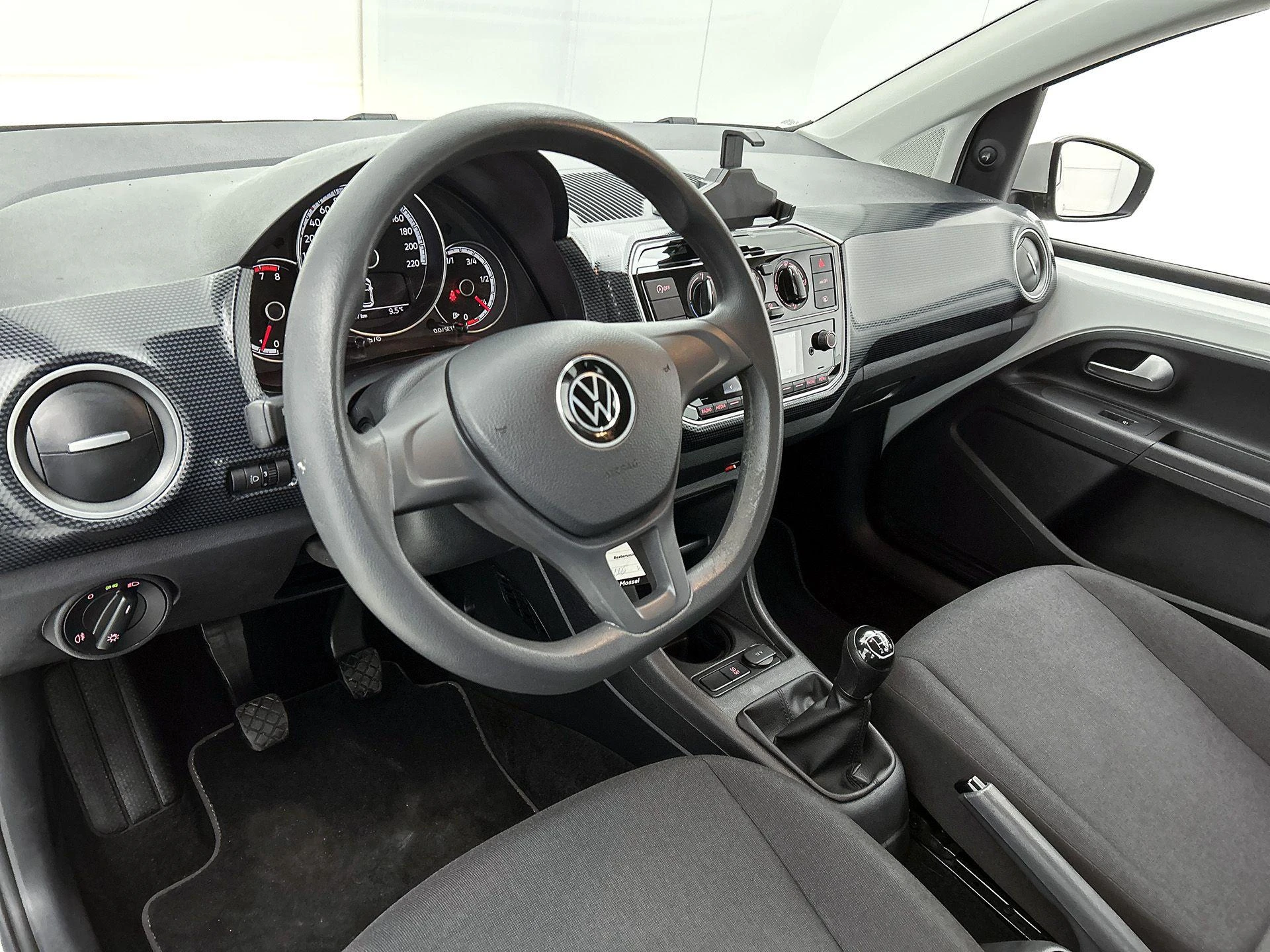 Volkswagen-up!-image-12