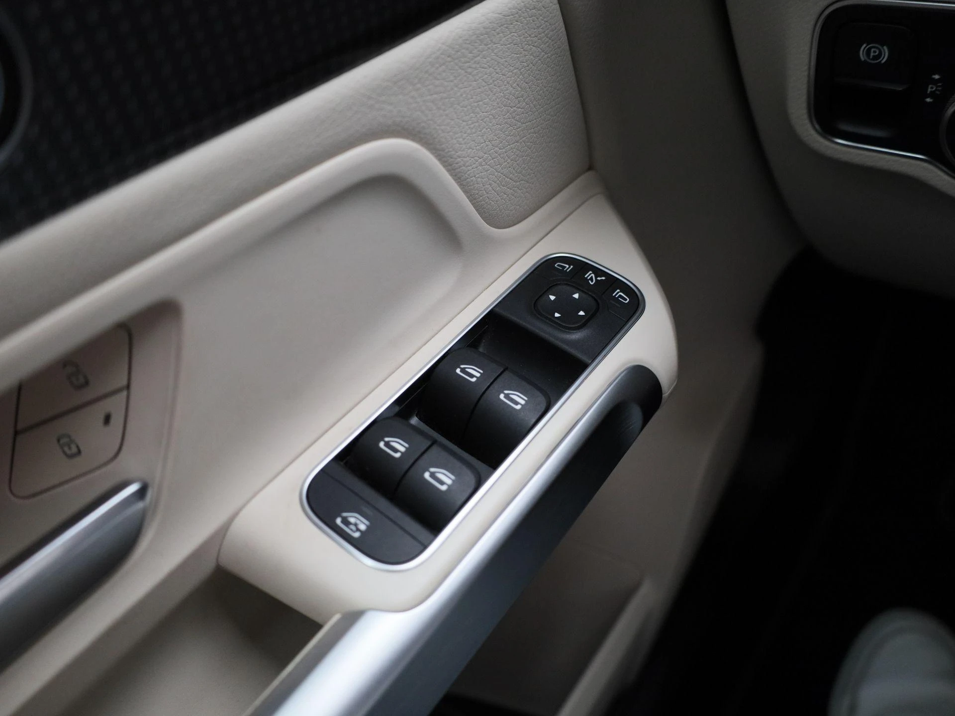 Mercedes-Benz-GLB-image-22