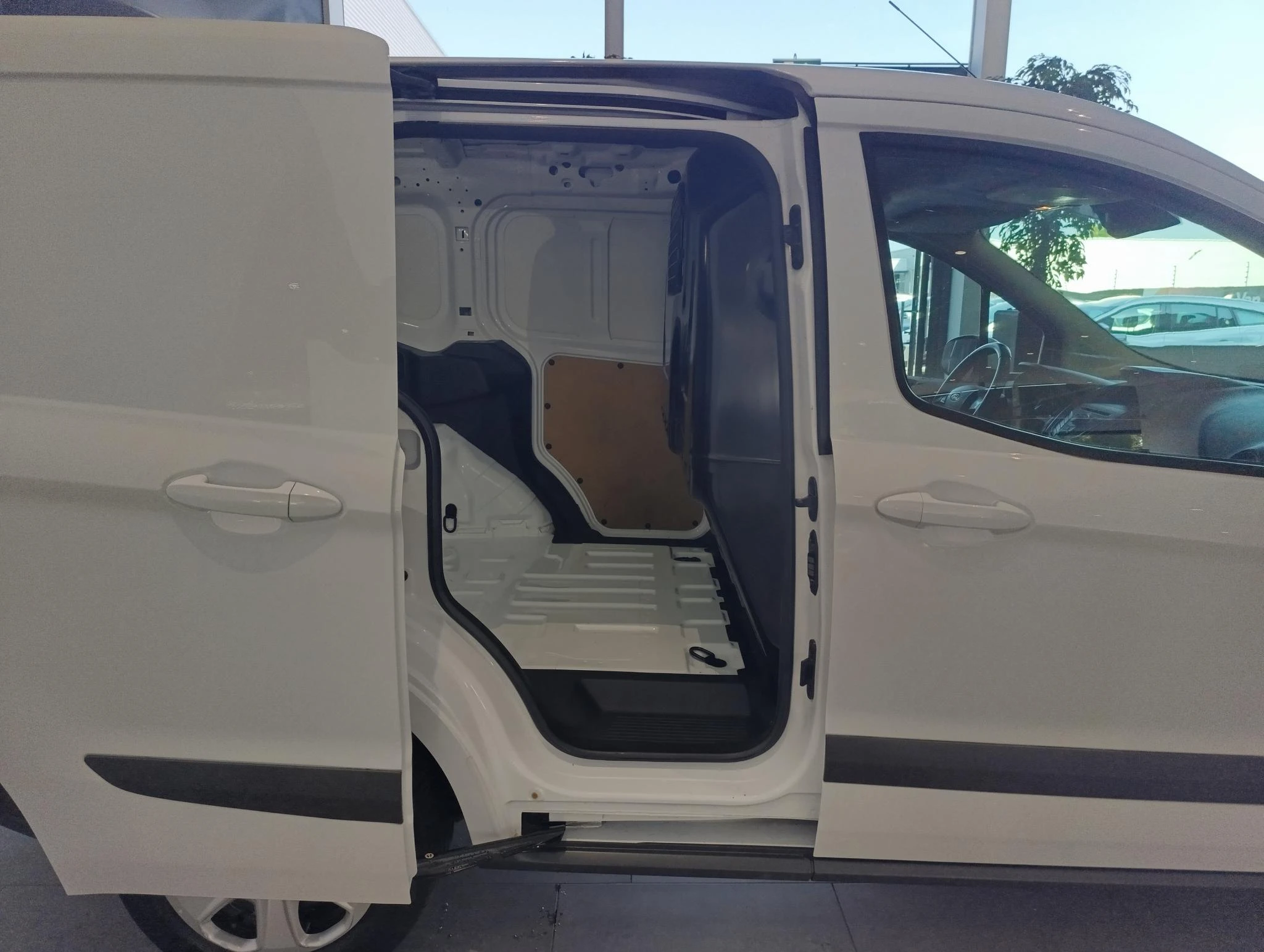 Ford-Transit Courier-image-8