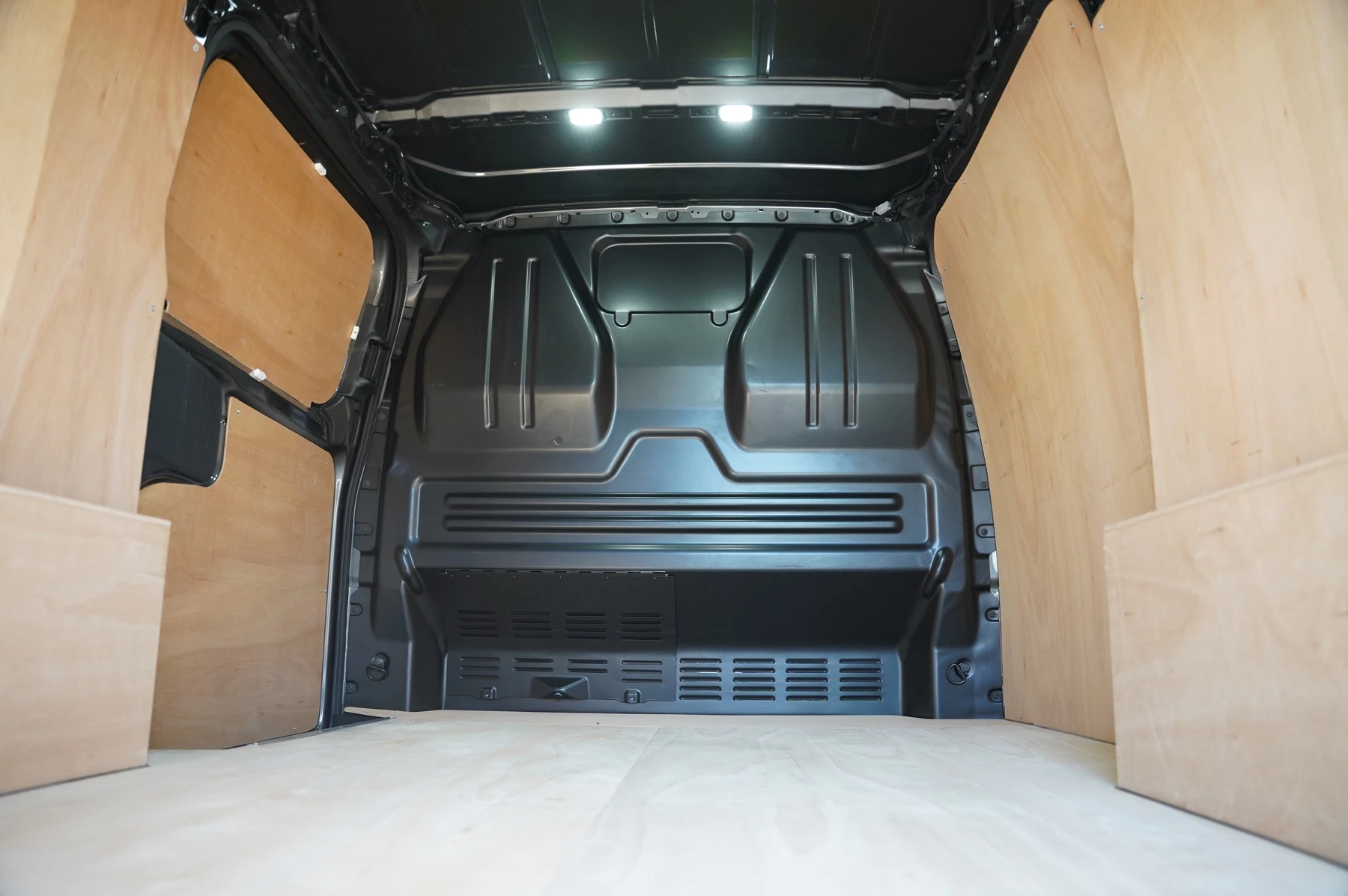 Volkswagen-Transporter-image-11