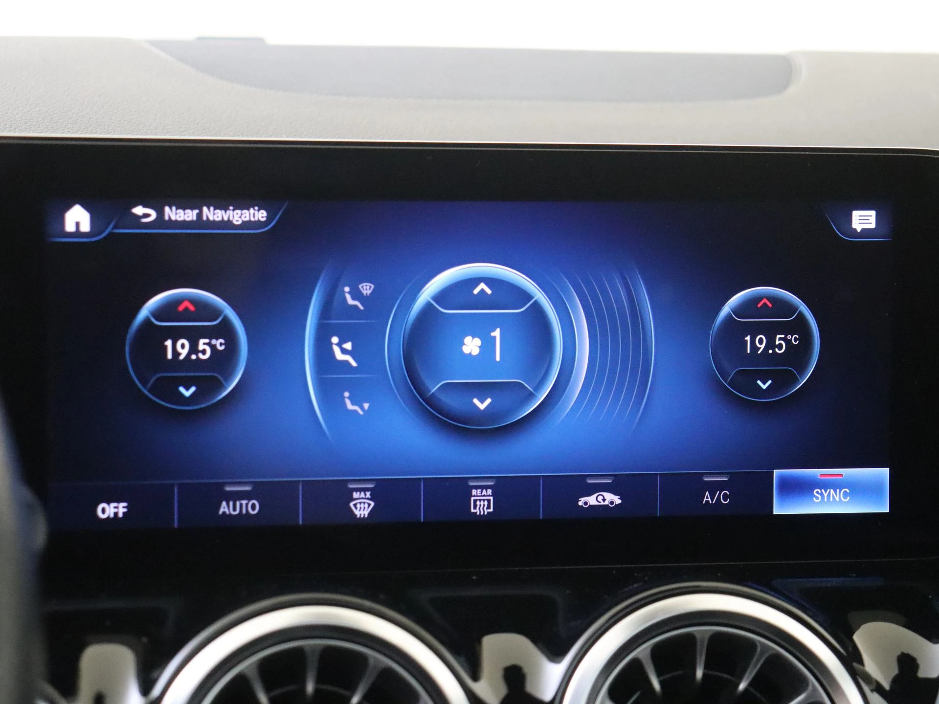 Mercedes-Benz-GLA-image-18