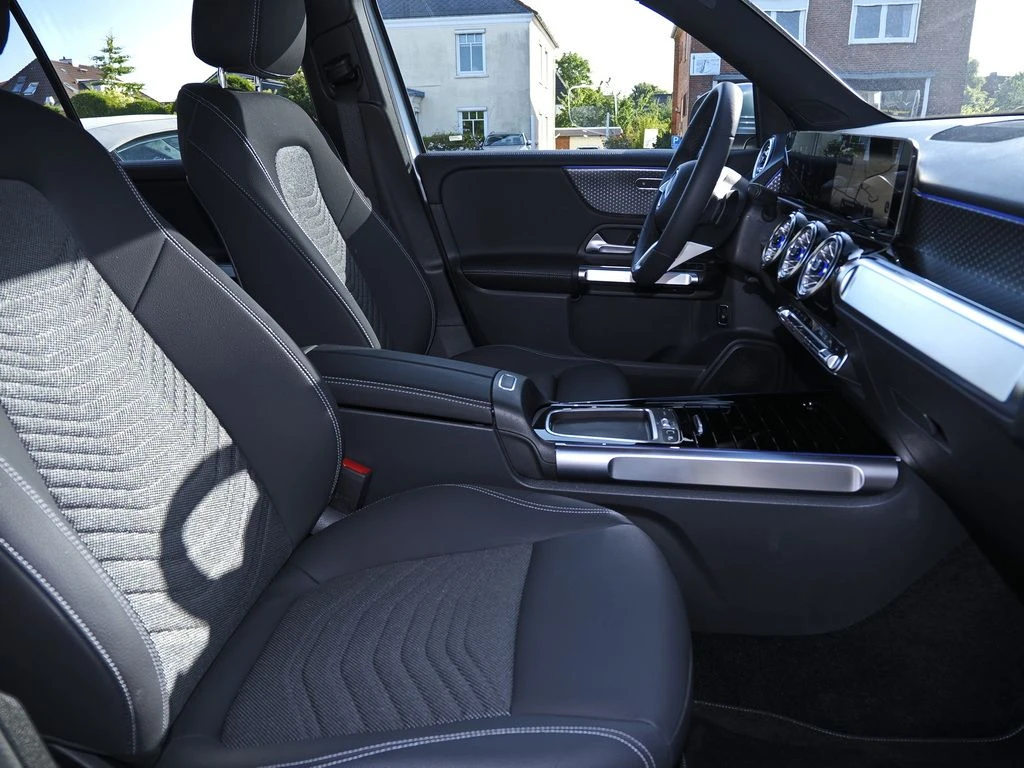Mercedes-Benz-GLB 200 d-image-11
