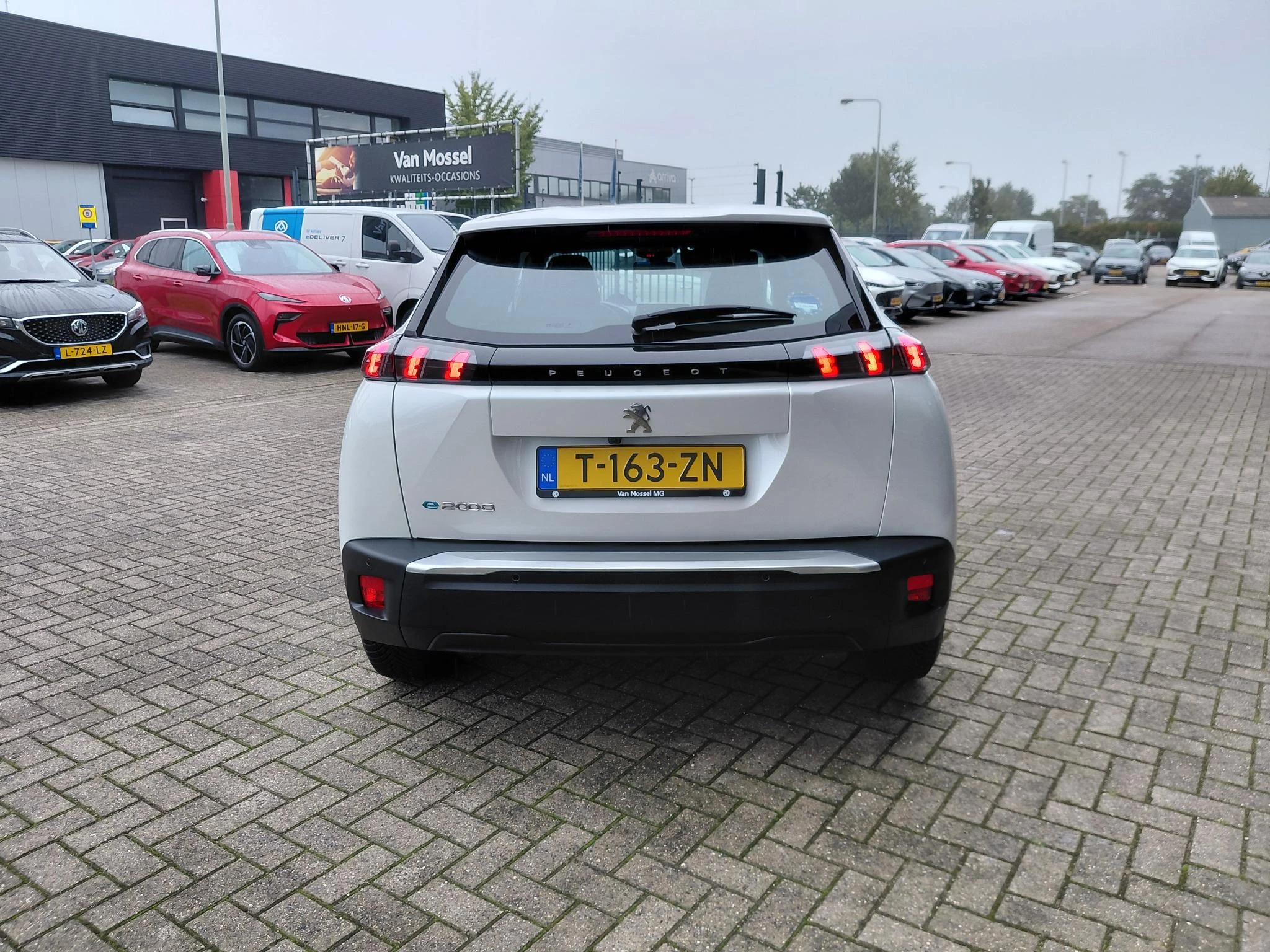 Peugeot-e-2008-image-6