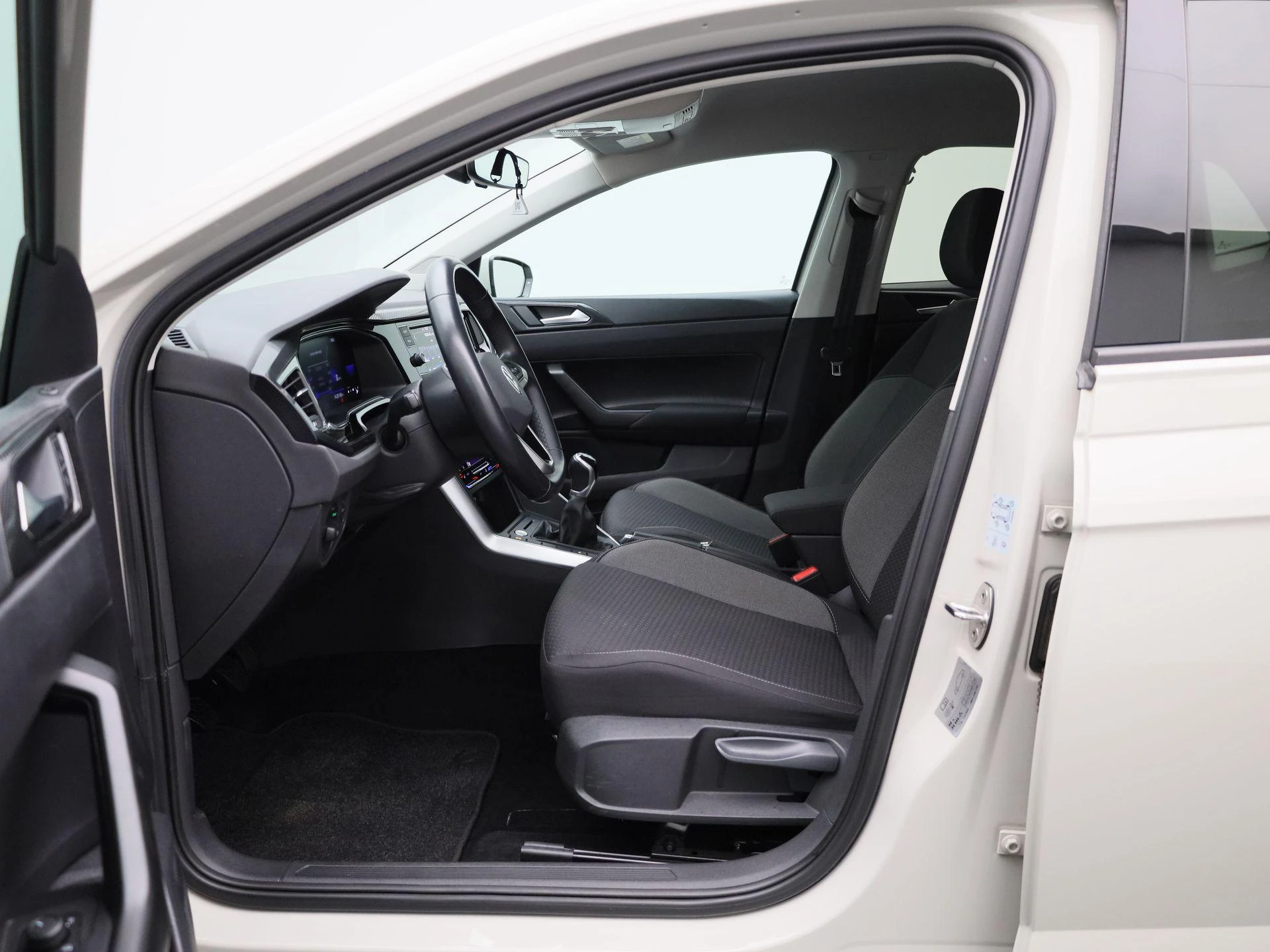 Volkswagen-Polo-image-8