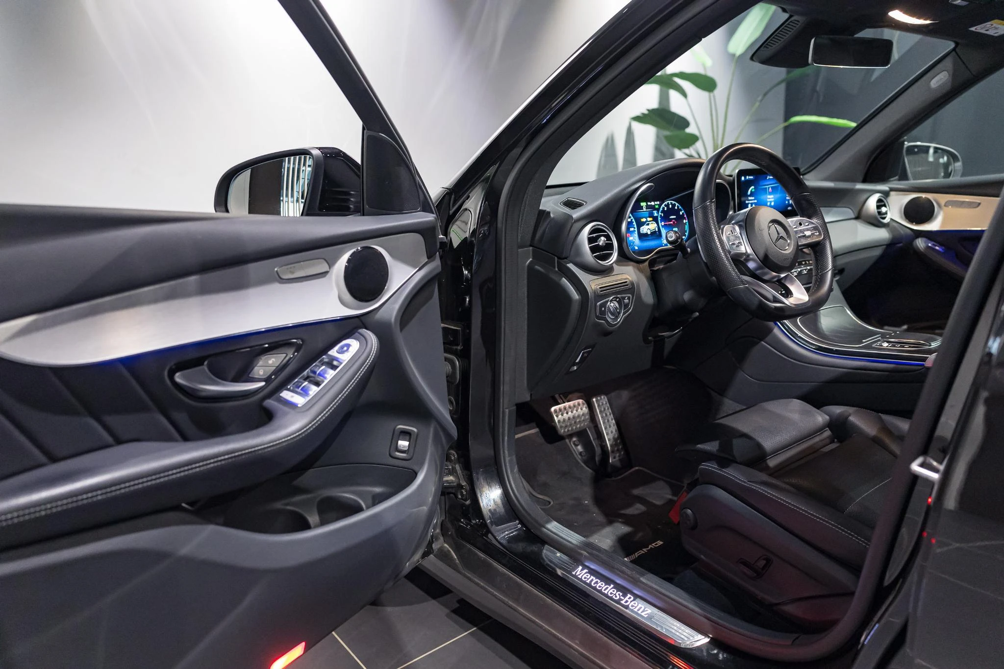 Mercedes-Benz-GLC-image-17