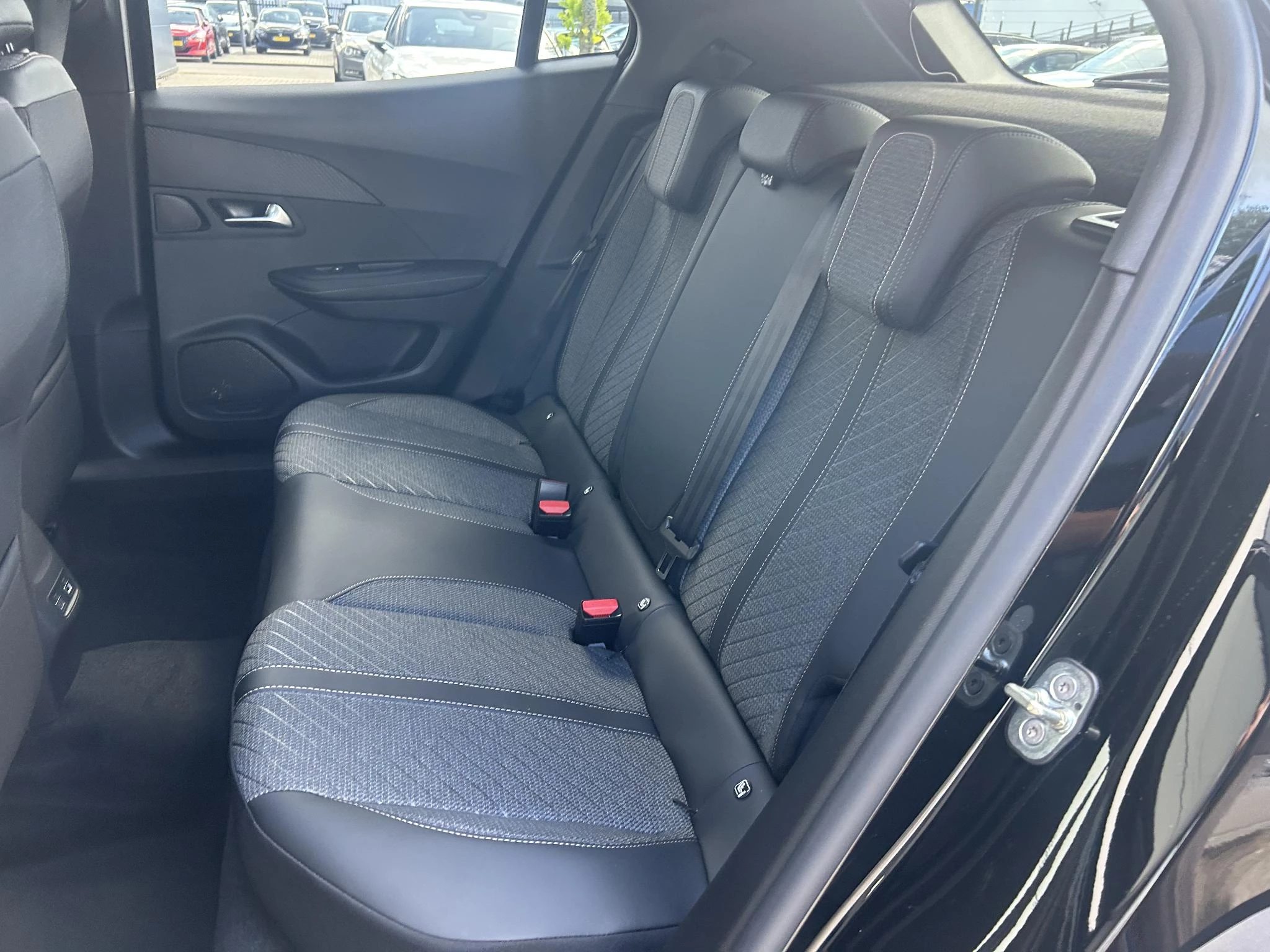Peugeot e-2008 EV Allure 54 kWh
