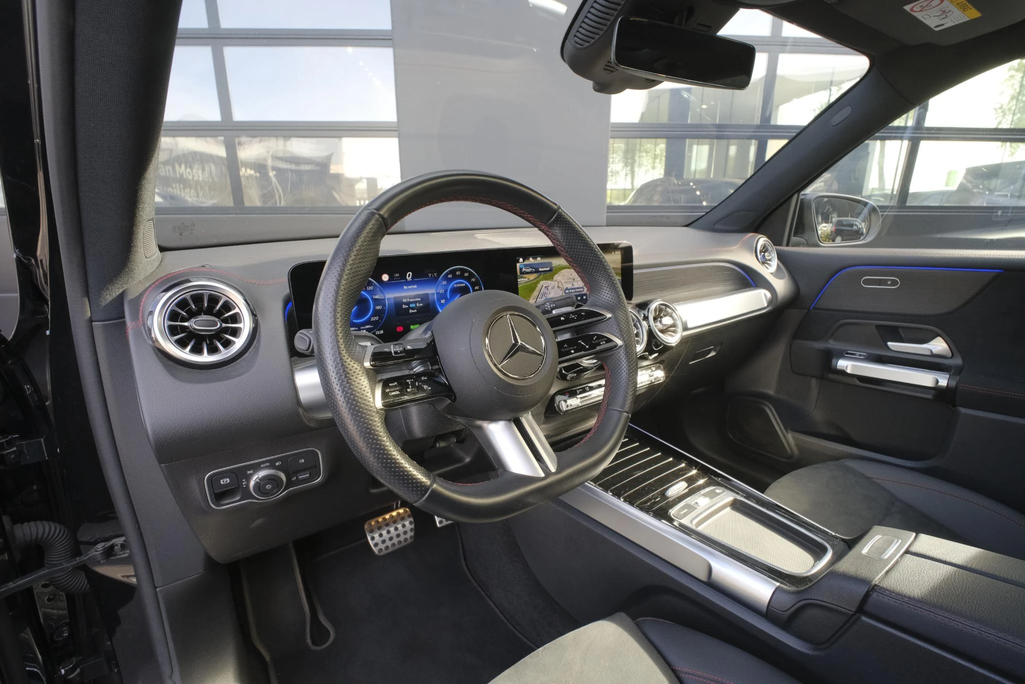 Mercedes-Benz-EQB-image-20