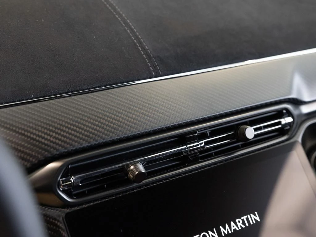 Aston Martin-V8 Vantage-image-24