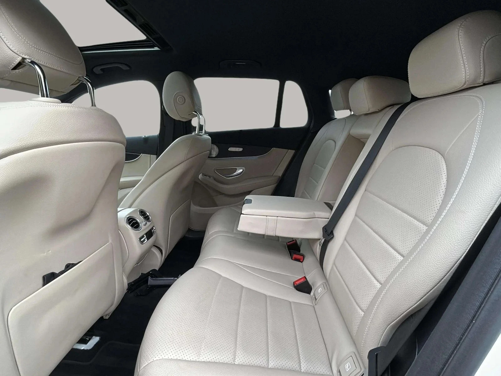 Mercedes-Benz-EQC-image-13