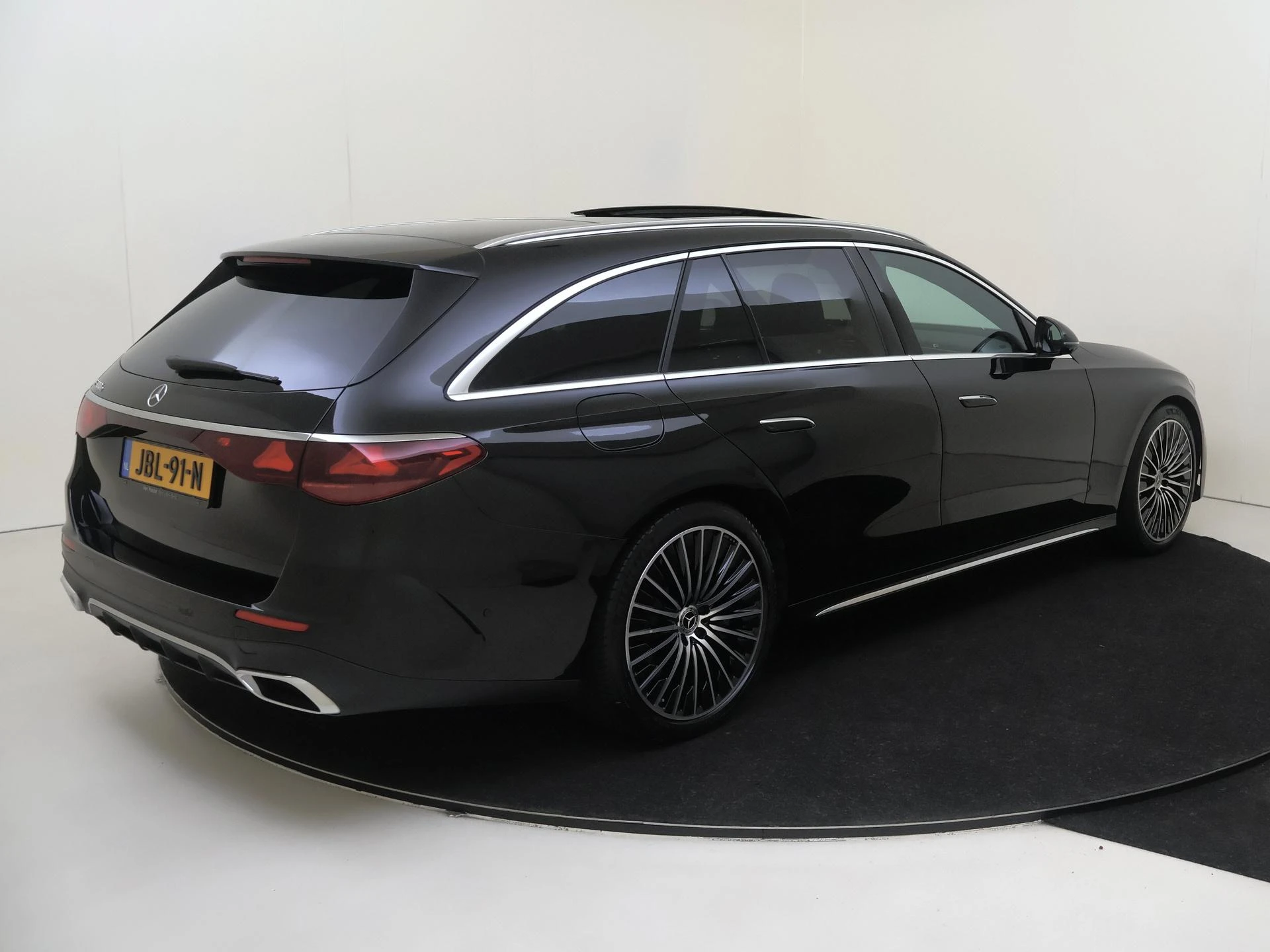 Mercedes-Benz-E-Klasse-image-3