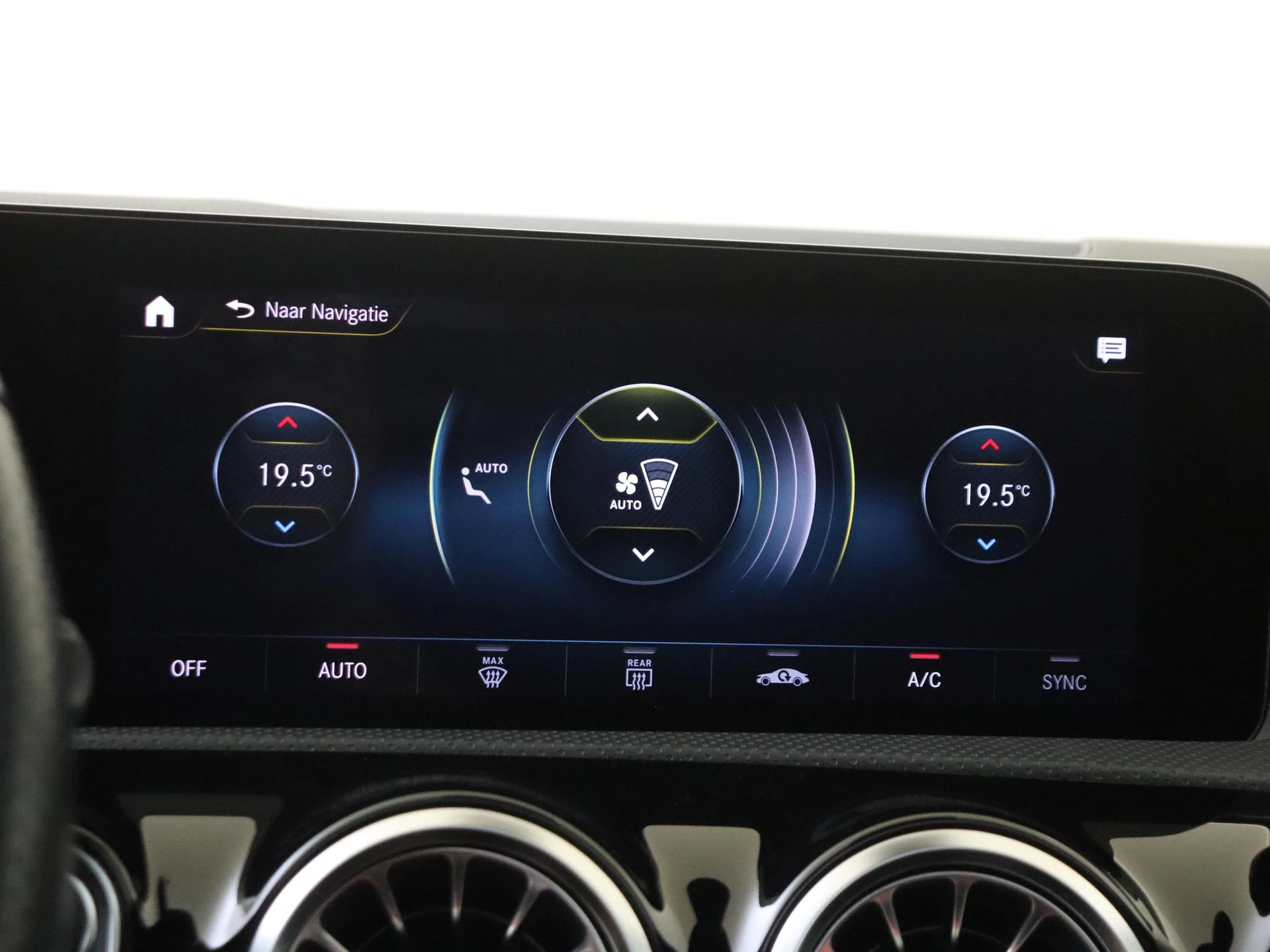 Mercedes-Benz-CLA-image-18