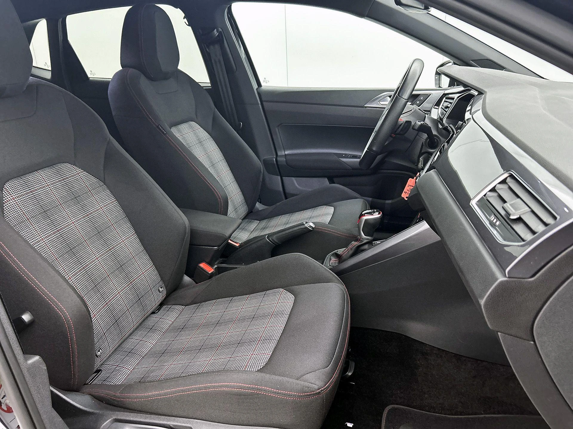 Volkswagen-Polo-image-43
