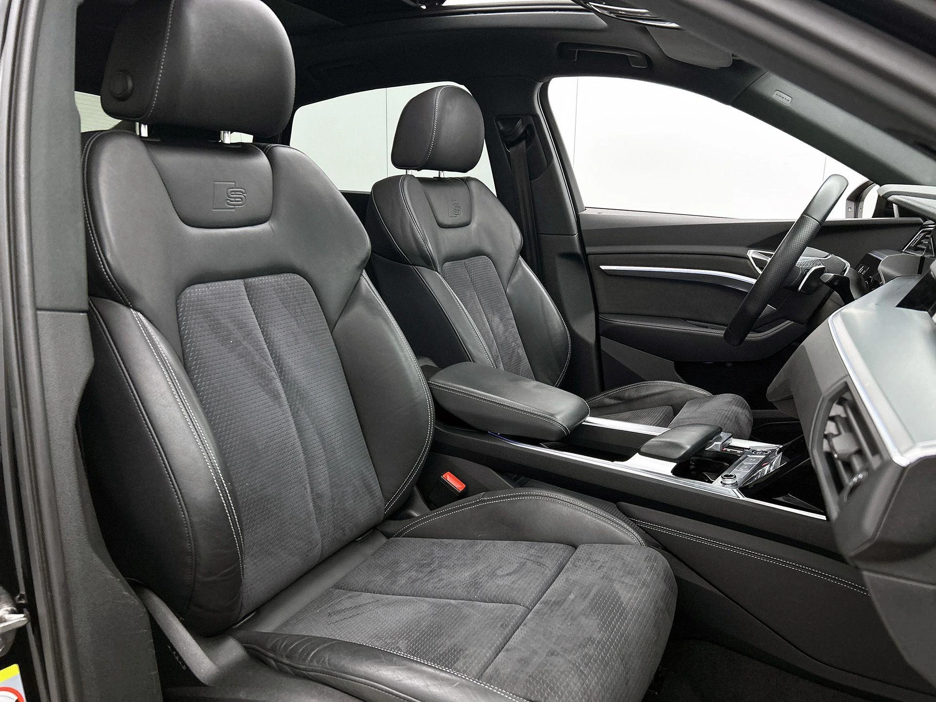 Audi-Q8 Sportback e-tron-image-36