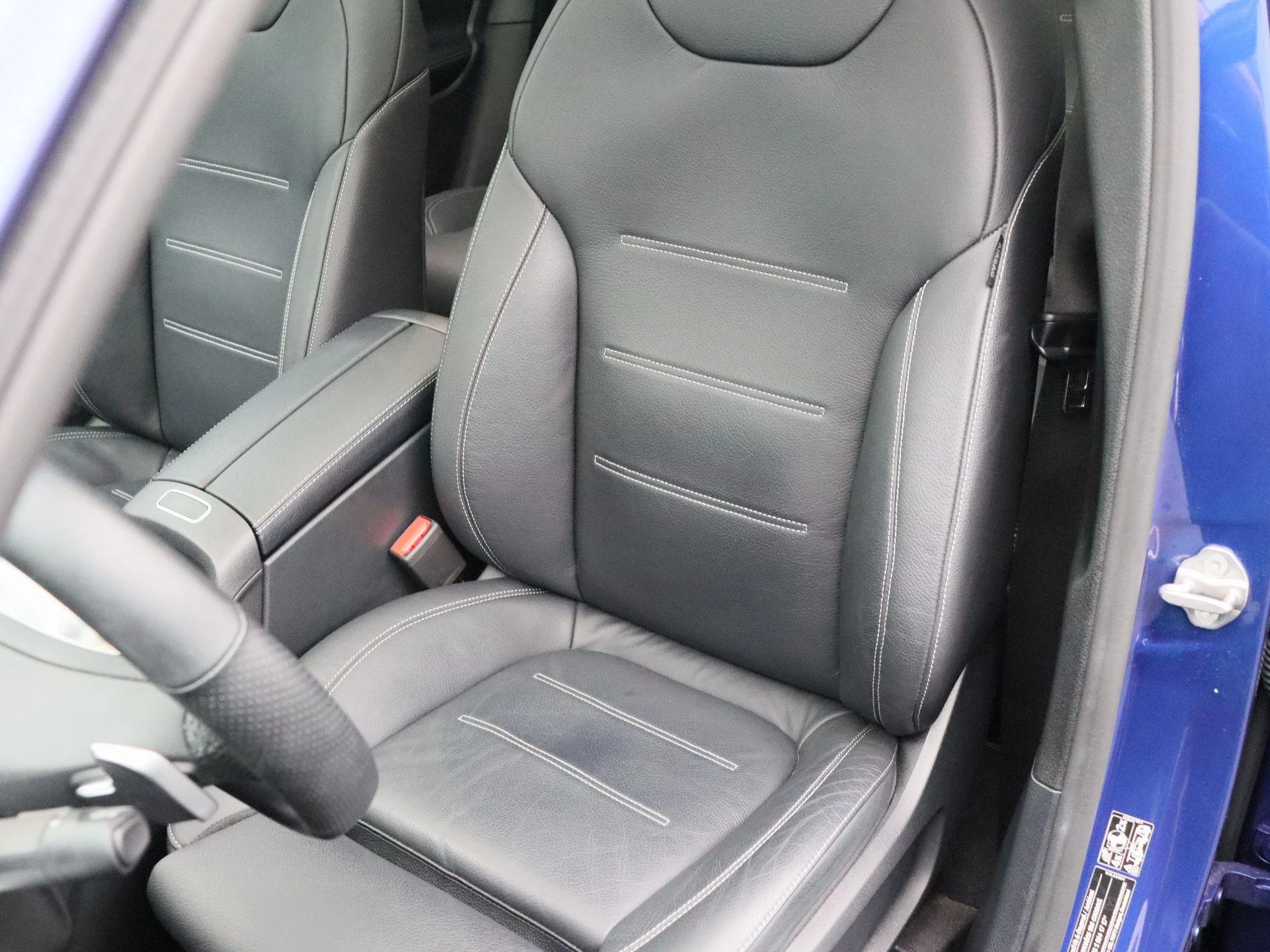 Mercedes-Benz GLB 180 AMG Line + LEDER + PANORAMISCH DAK + MULTIBEAM LED + NIGHT