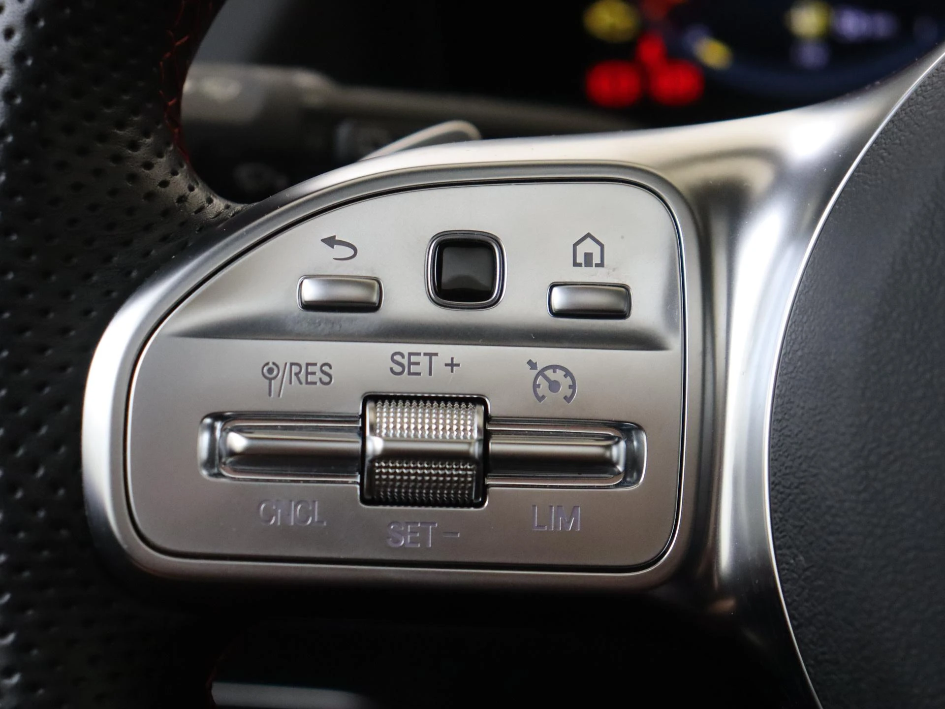 Mercedes-Benz-GLA-image-12