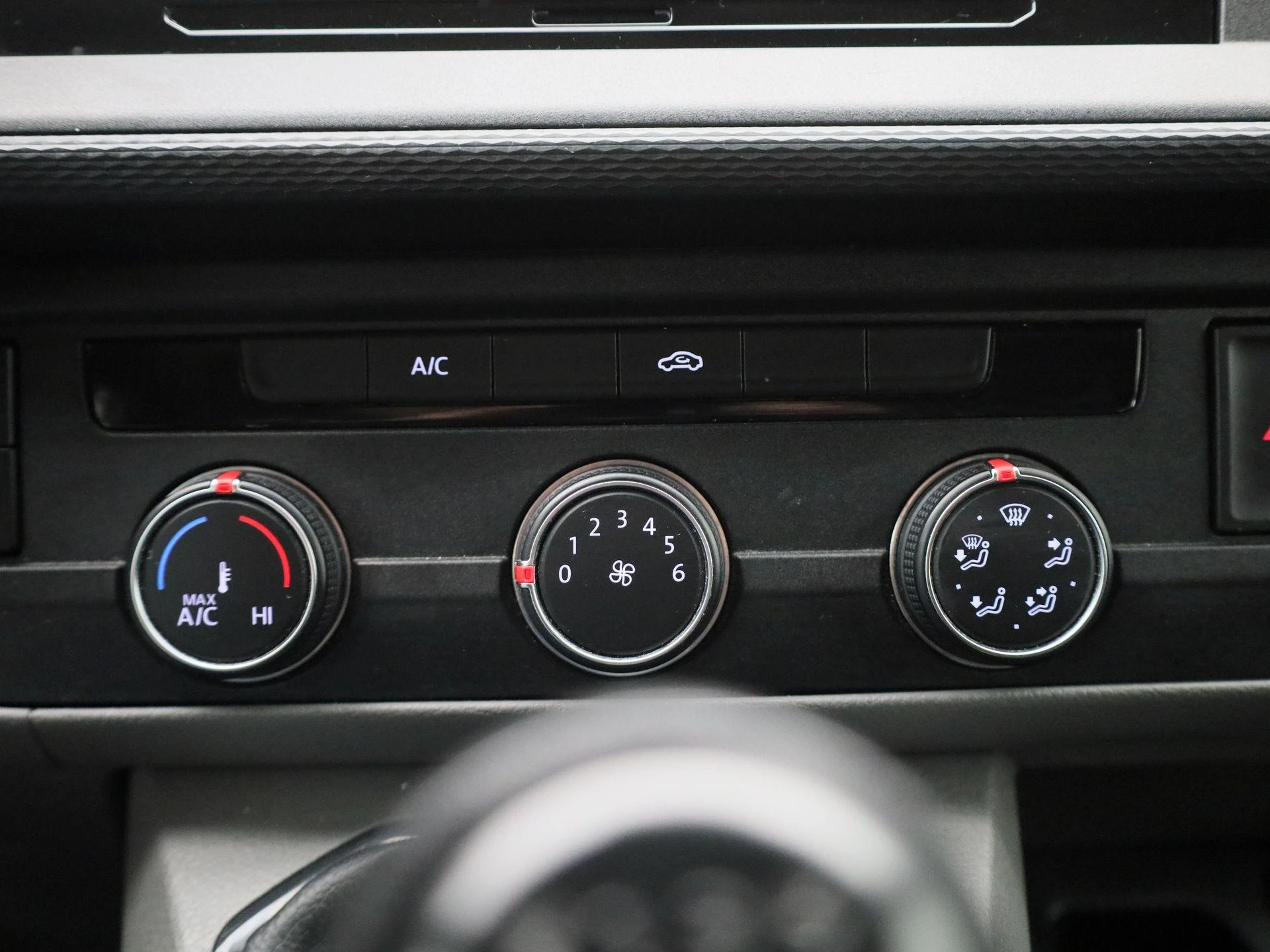 Volkswagen-Transporter-image-21