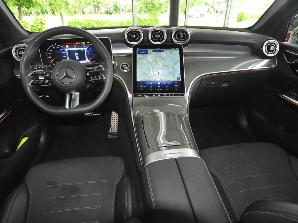 Mercedes-Benz-GLC 300 d-image-12