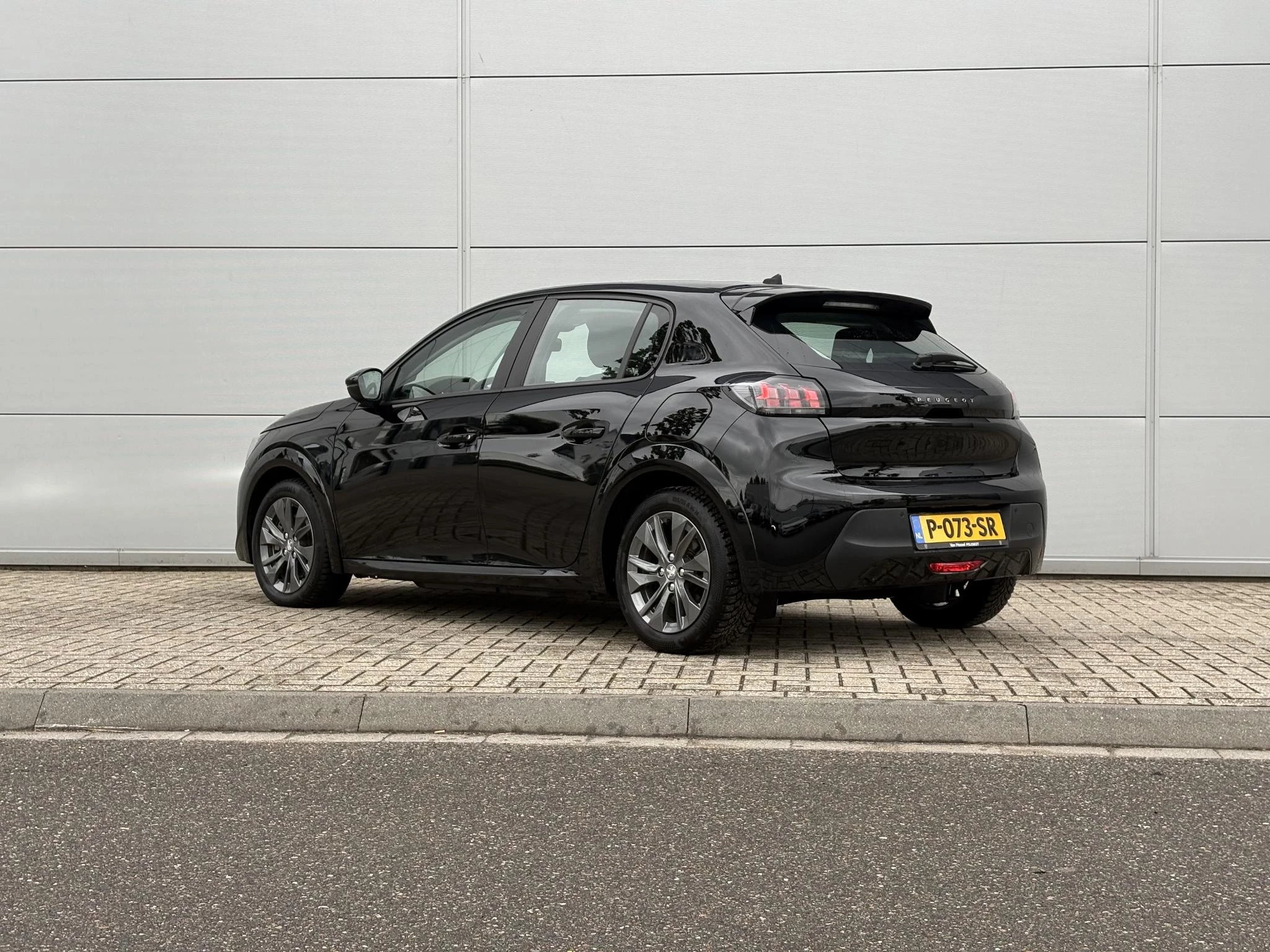 Peugeot-e-208-image-3