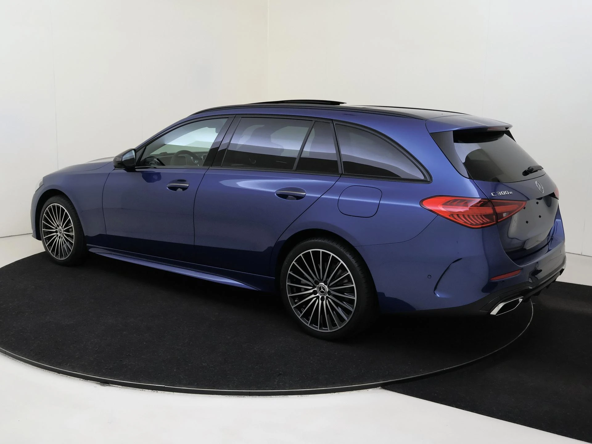 Mercedes-Benz-C-Klasse-image-2