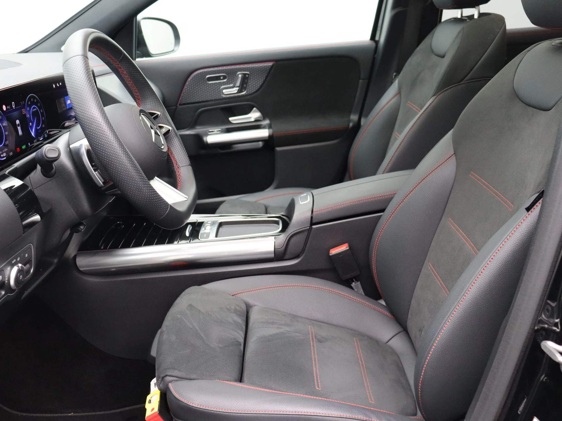 Mercedes-Benz EQA 250+ STAR EDITION + AMG + PANO DAK + BURMESTER + TREKHAAK + HEAD UP