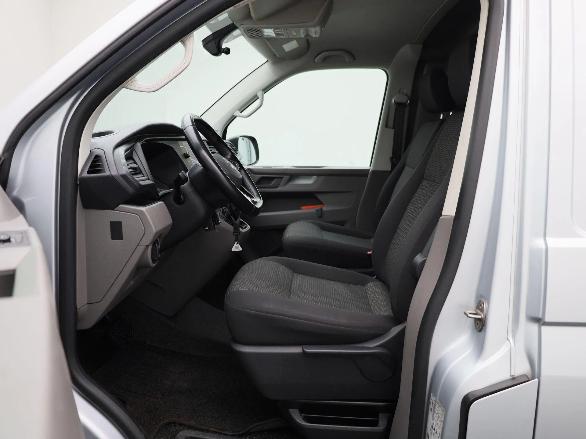 Volkswagen-Transporter-image-10