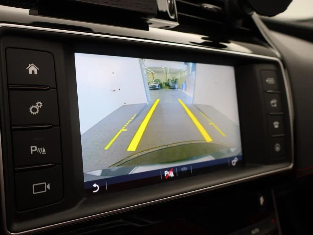 Jaguar-XE-image-17