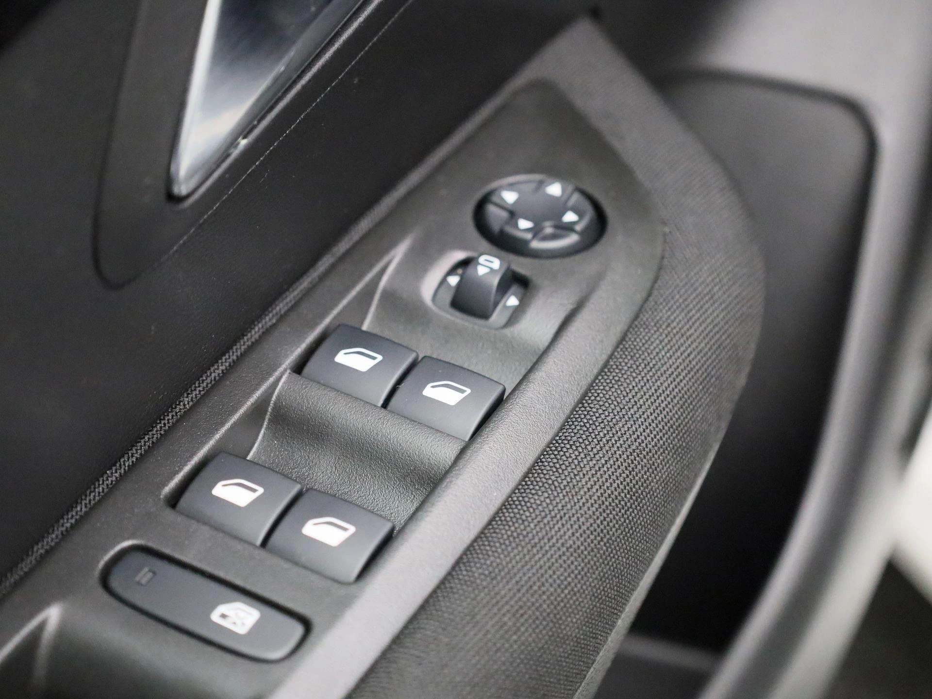 Peugeot-208-image-24