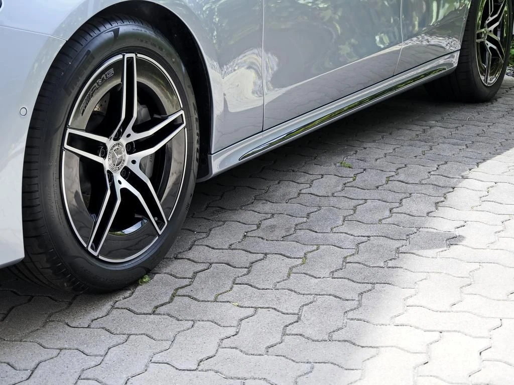 Mercedes-Benz-E-Klasse 300-image-5