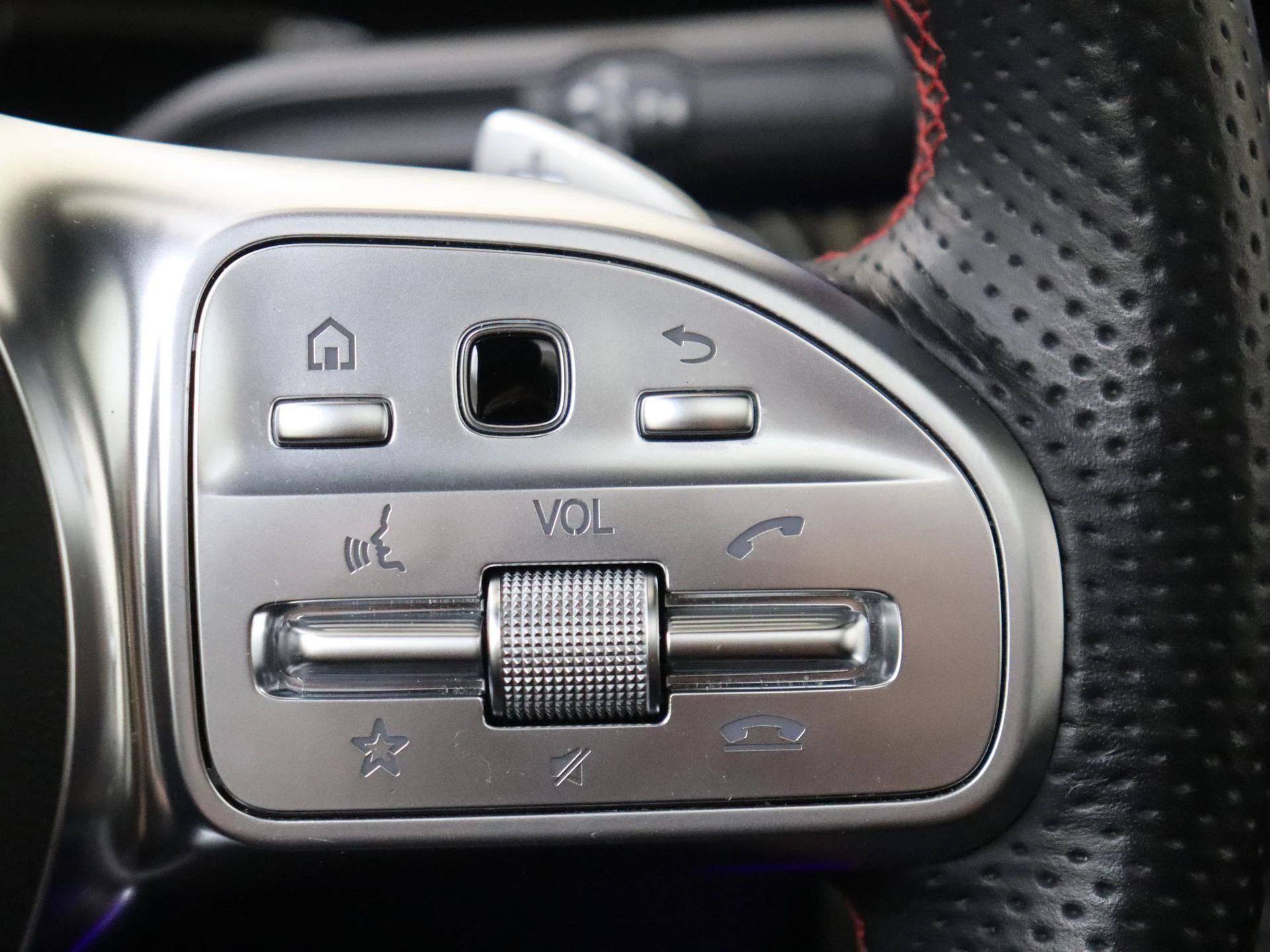 Mercedes-Benz-GLA-image-13