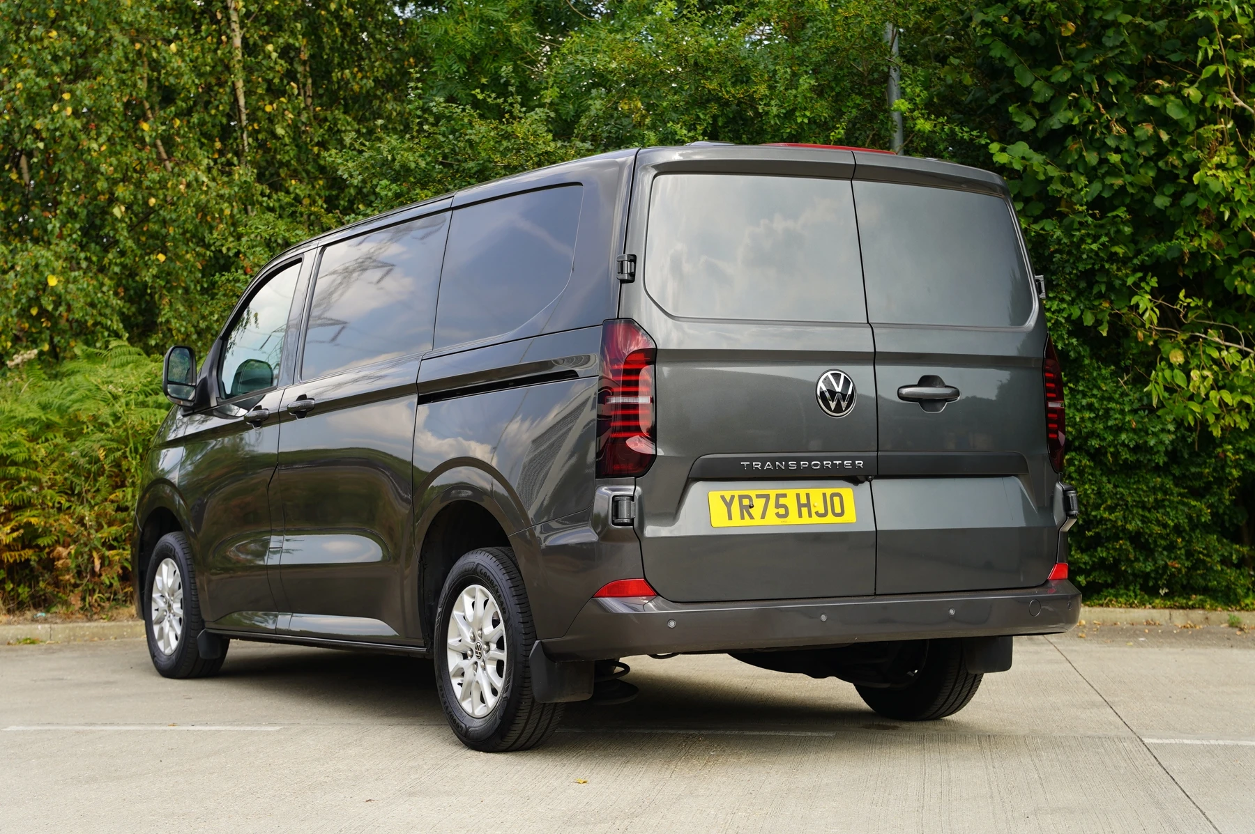 Volkswagen-Transporter-image-2
