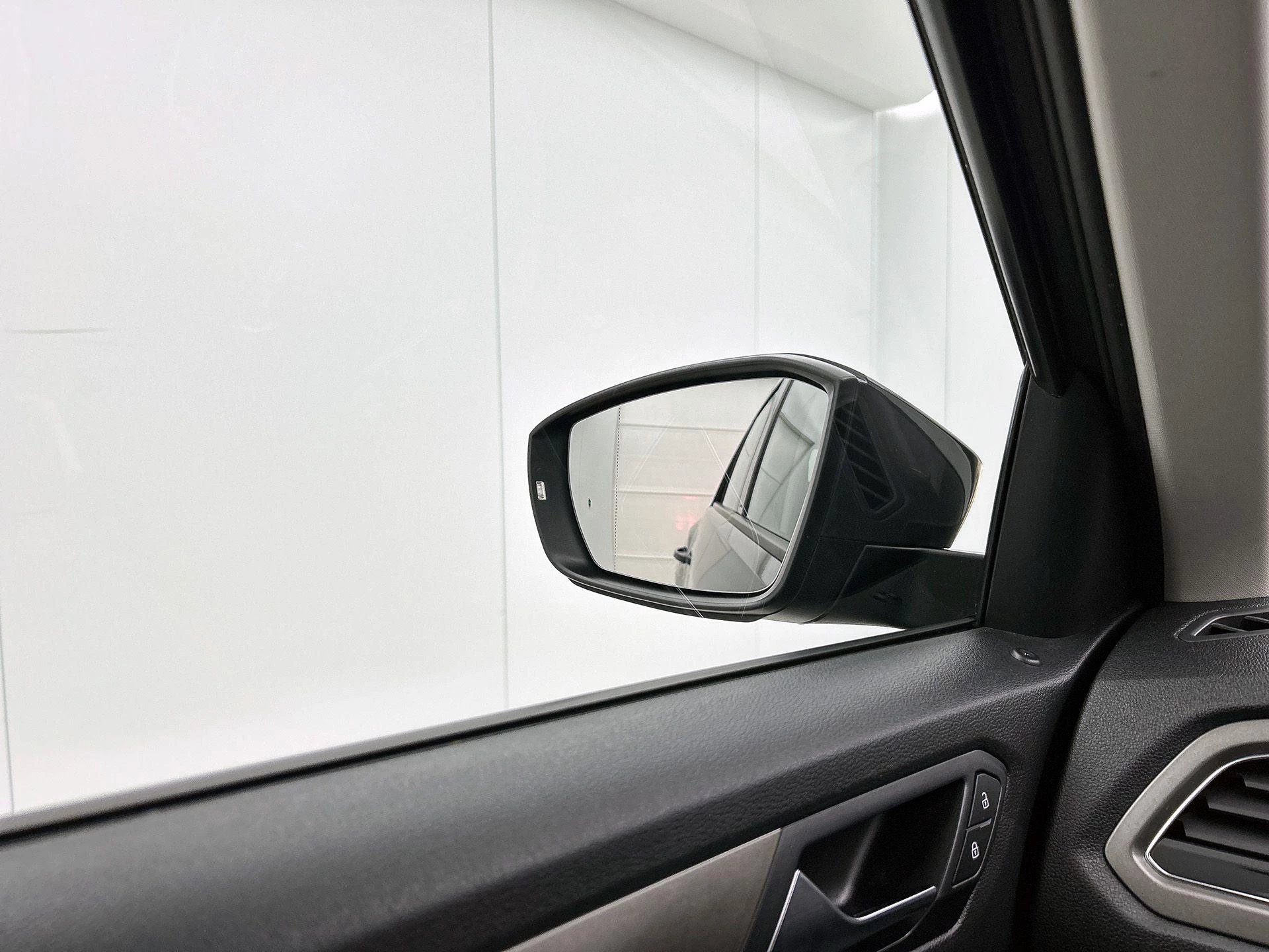 Volkswagen-T-Roc-image-18