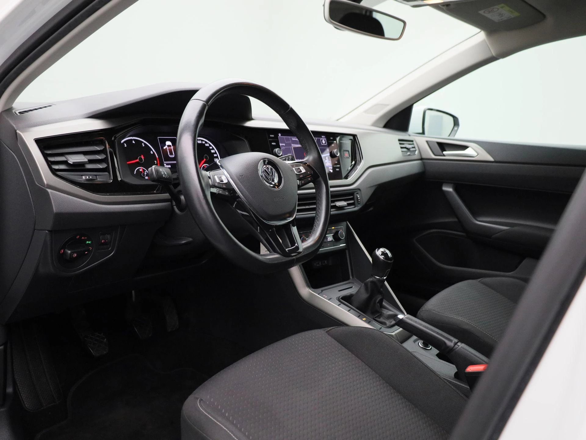 Volkswagen-Polo-image-25