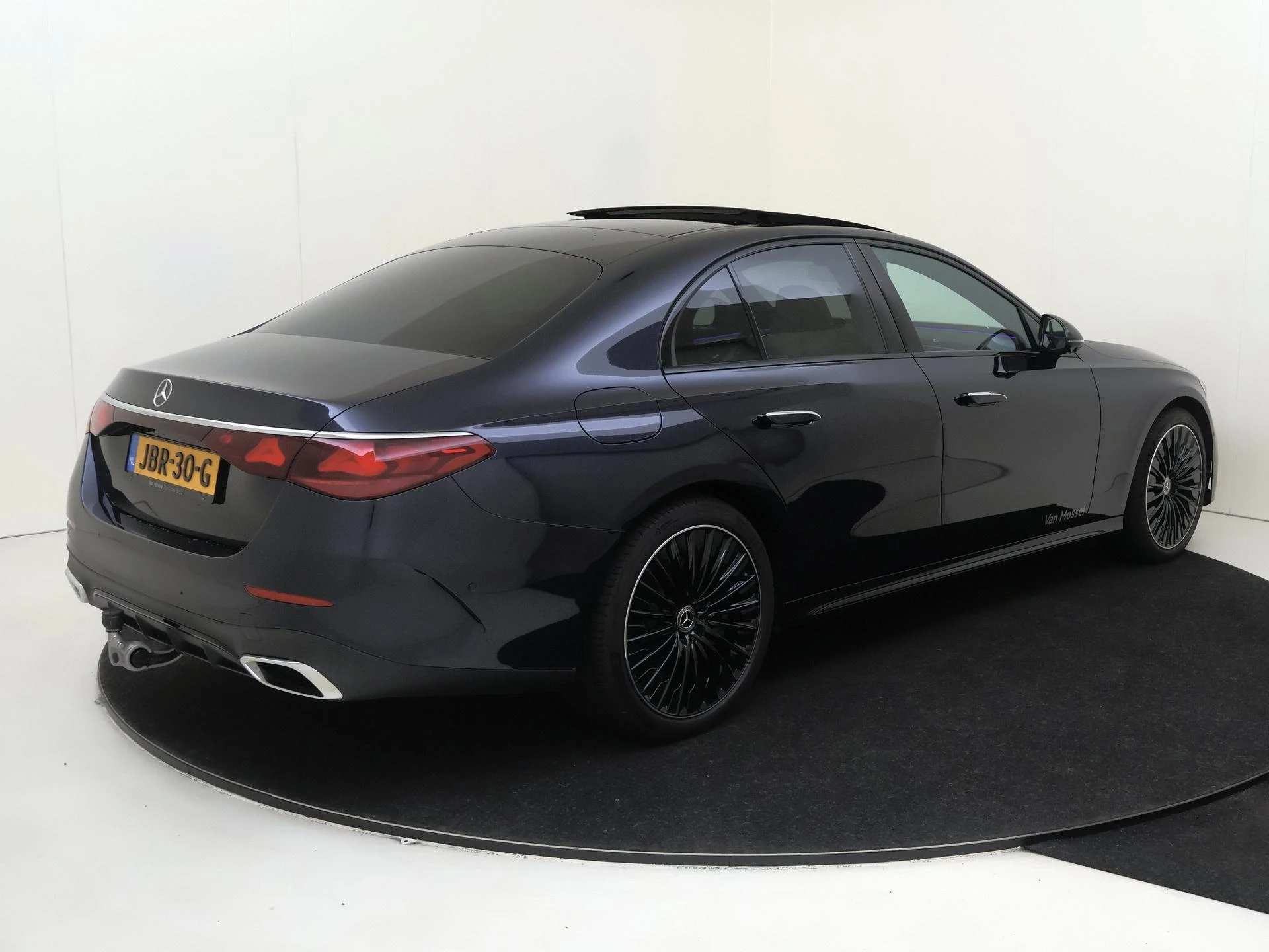 Mercedes-Benz-E-Klasse-image-3