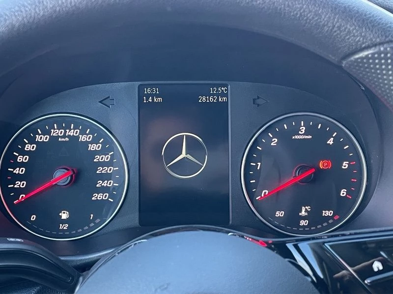 Mercedes-Benz-Vito-image-12