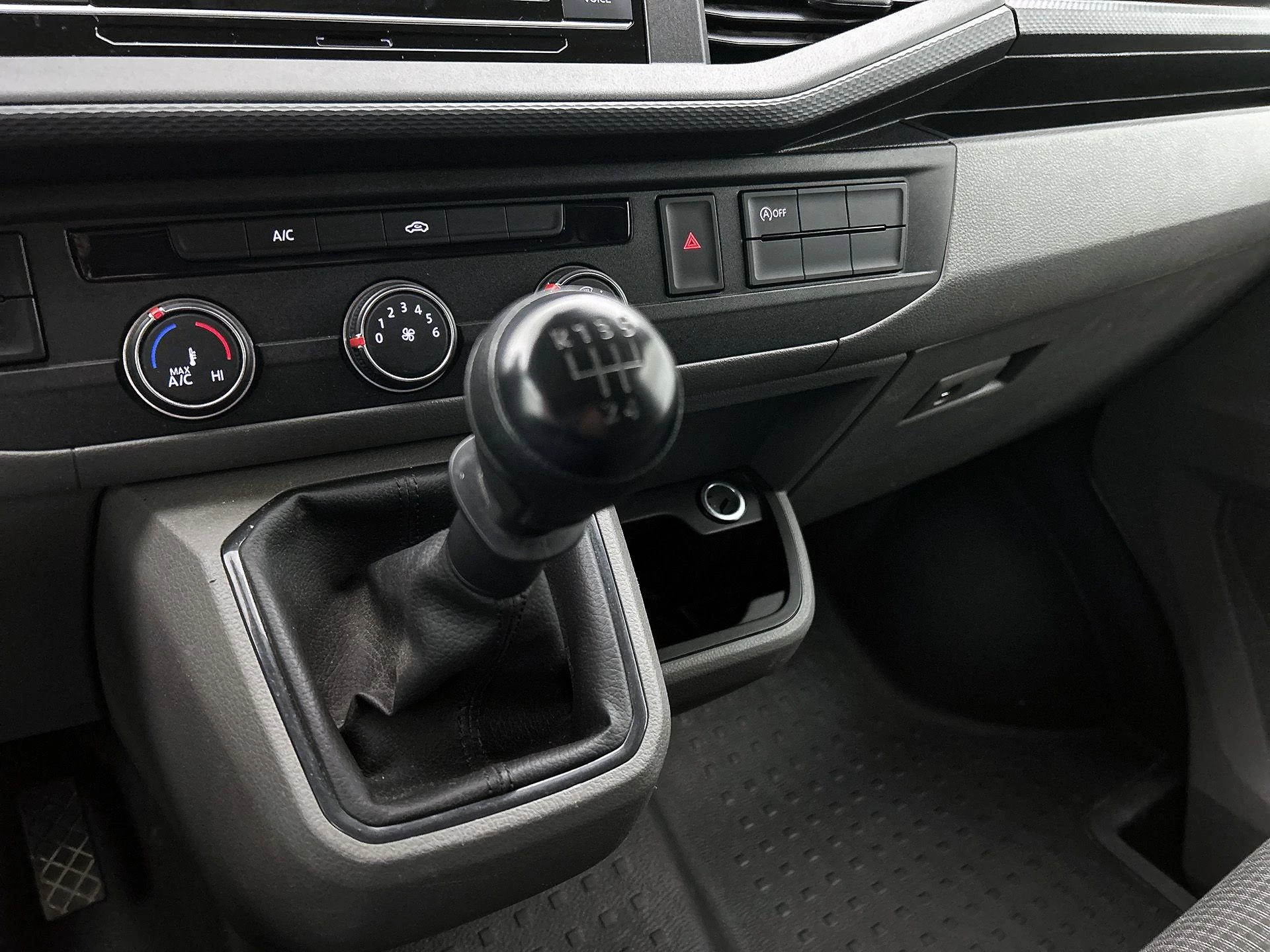 Volkswagen-Transporter-image-19