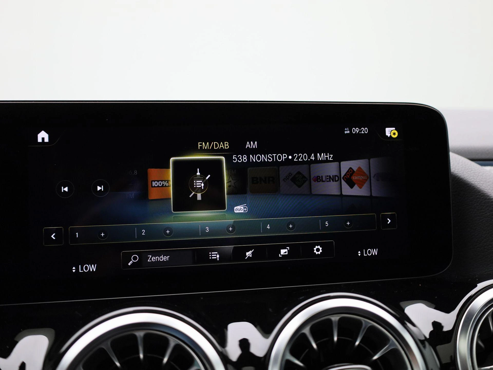 Mercedes-Benz-GLA-image-21
