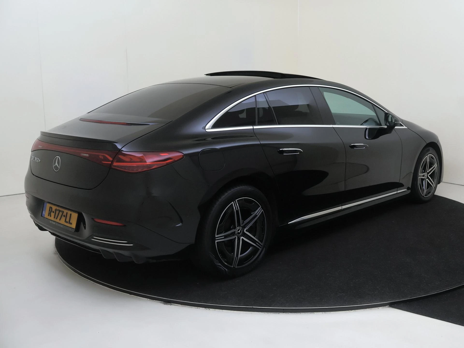 Mercedes-Benz-EQE-image-3
