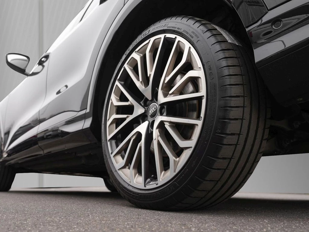 Audi Q5 2.0 TDI S line edition one Tech pro AHK Matrix