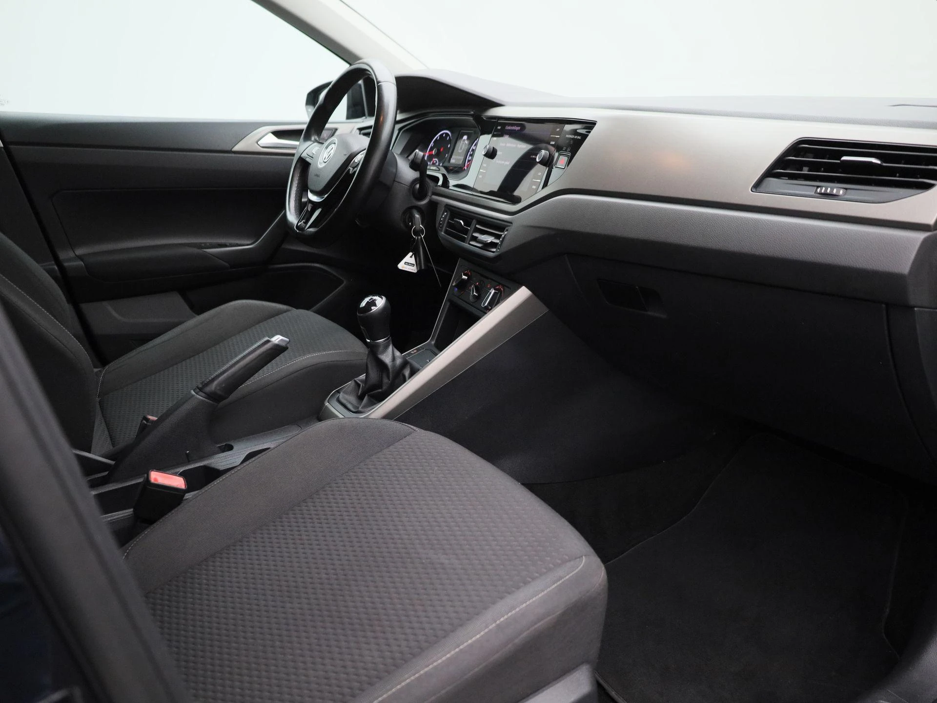Volkswagen-Polo-image-27