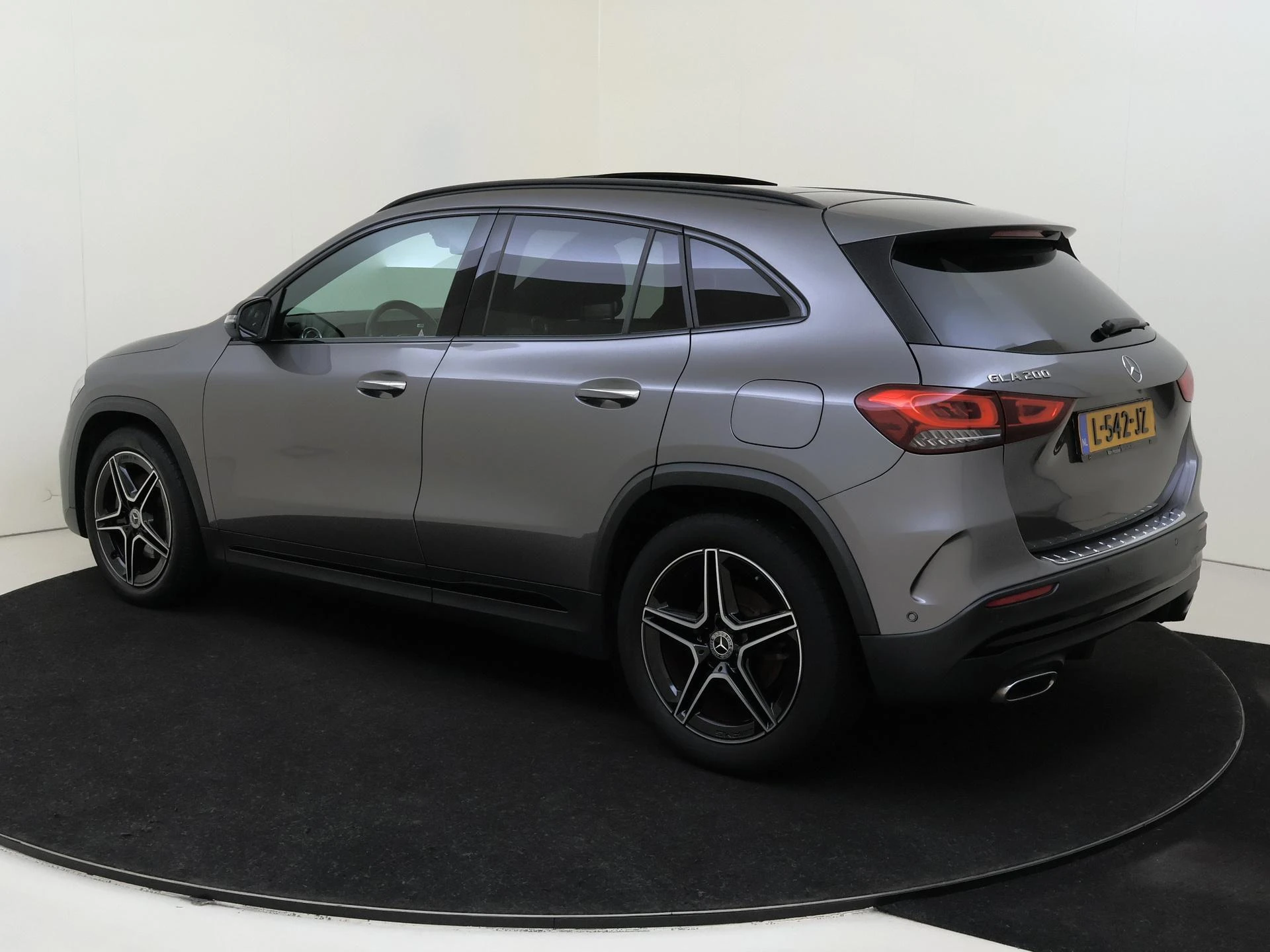 Mercedes-Benz-GLA-image-5