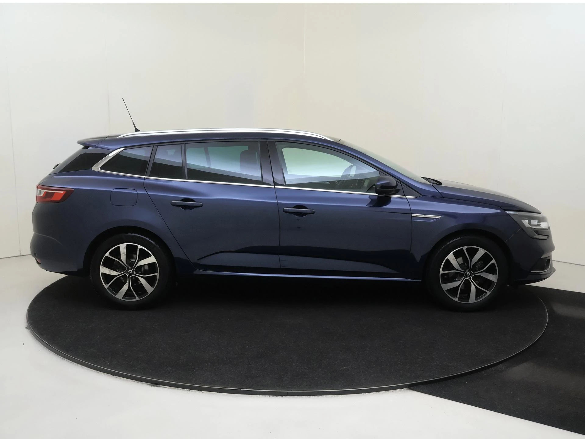 Renault-Mégane Estate-image-7