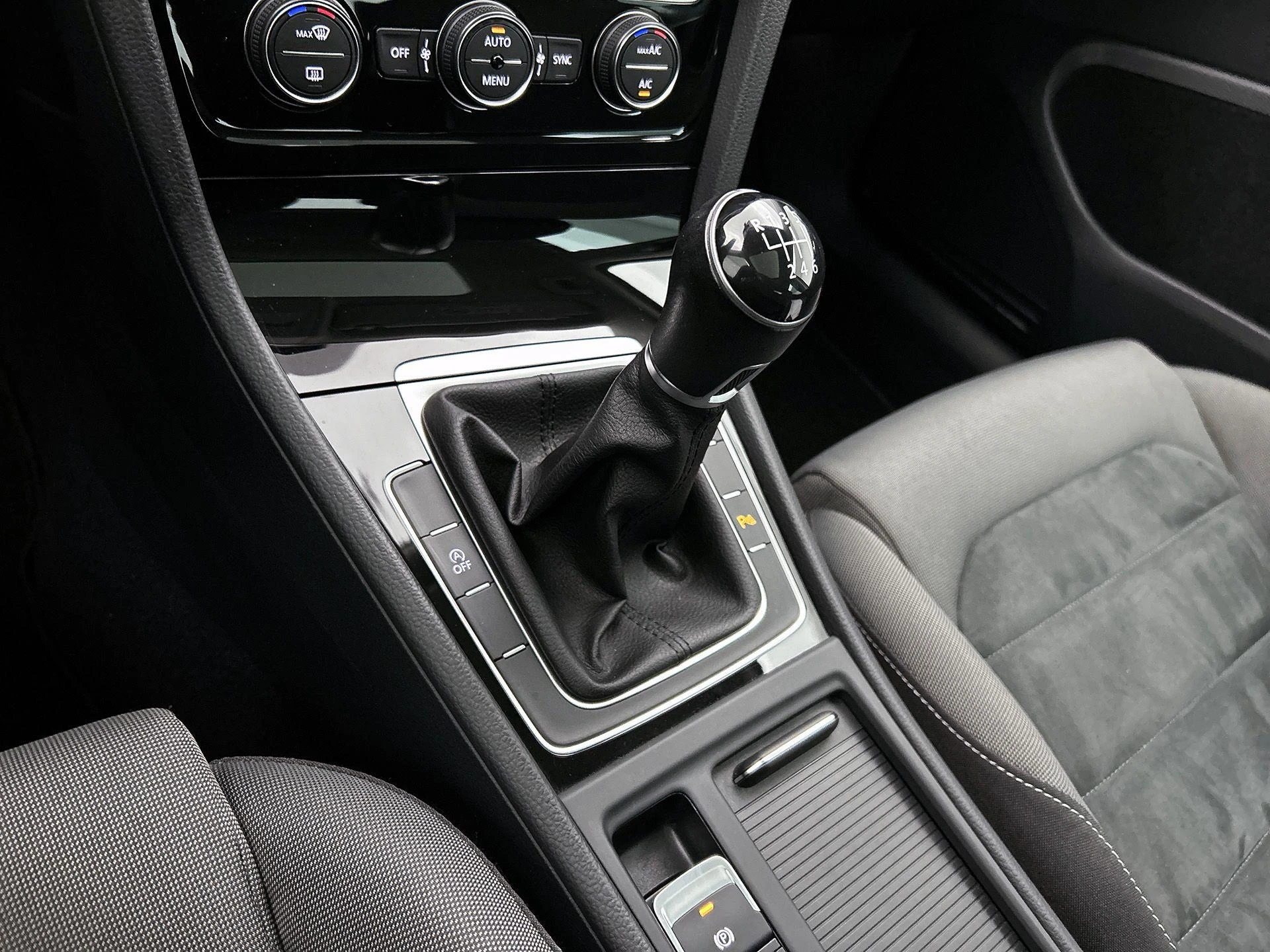 Volkswagen-Golf-image-26