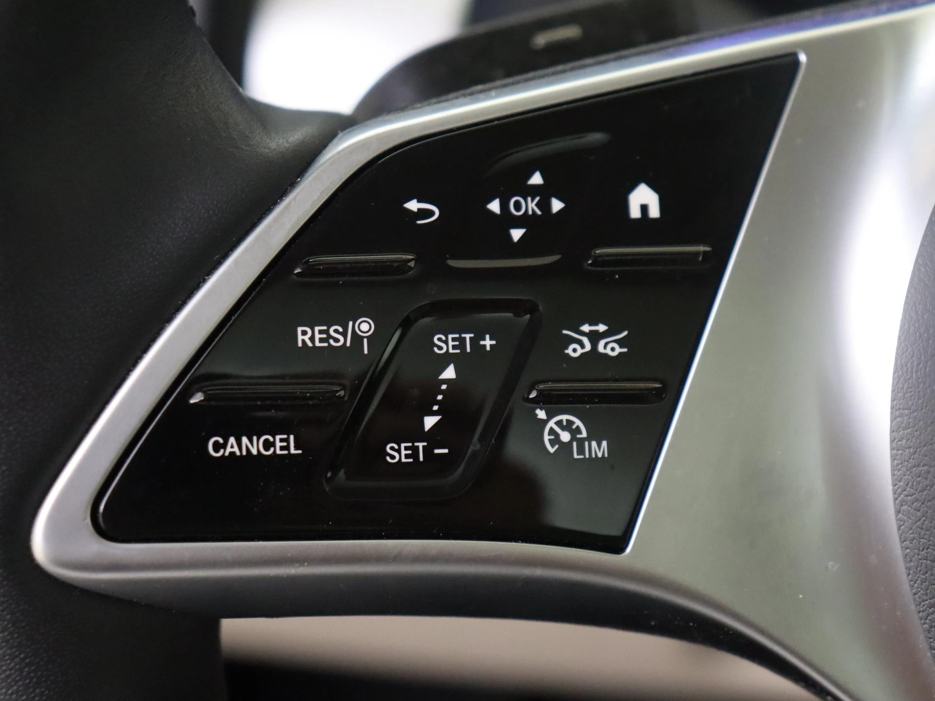 Mercedes-Benz-EQB-image-11