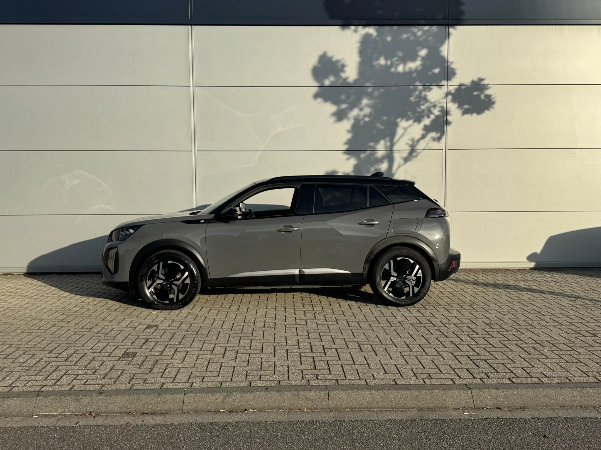 Peugeot-e-2008-image-2