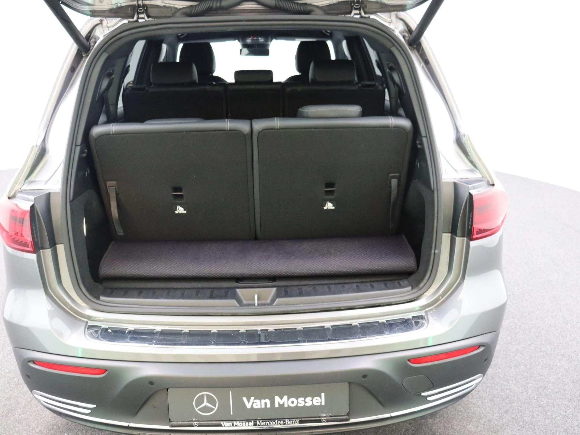 Mercedes-Benz-EQB-image-17